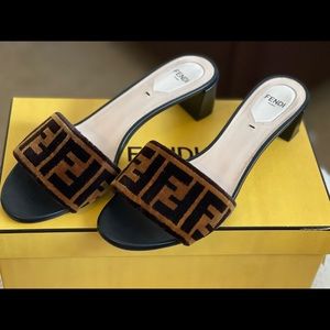 🔥RARE FIND Fendi logo mule sandal